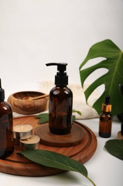 Beyaz zemin üzerinde gerekli yağ şişesi ve spa ürünleri bileşimi