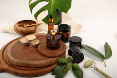 Masada bir şişe zeytinyağı var.