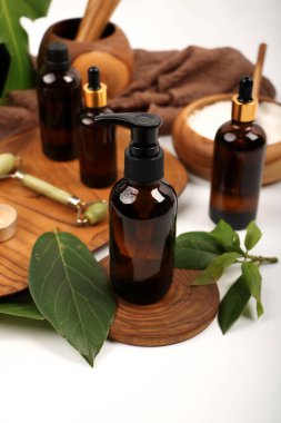 Beyaz arka planda doğal esaslı yağ bileşimi