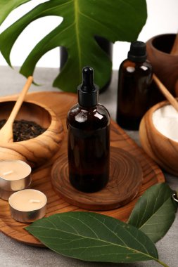 Beyaz arka planda gerekli yağ şişeleri, spa taşları ve okaliptüs bileşimi