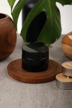 Beyaz arka planda vücut bakımı için doğal kozmetik ve aksesuarlar