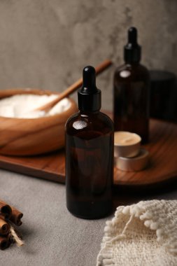 Ahşap arka planda spa ürünleri içeren kompozisyon