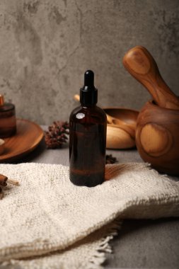 Ahşap zemin üzerinde yağ ve tarçın şişeleri ile kompozisyon