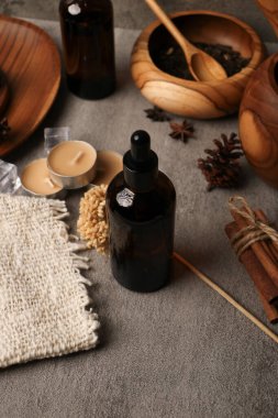 tahta zemin üzerinde spa nesneleri ile düz konum