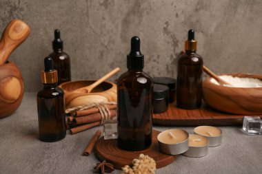 Masadaki doğal kozmetik ürünlerinin farklı türleri