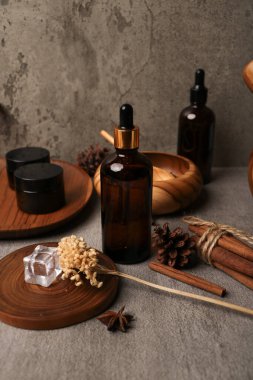 esaslı yağ şişesiyle kompozisyon, koyu arkaplanda ahşap masa.