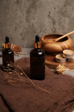 düz konum ve doğal kozmetik ürünler ahşap masada.