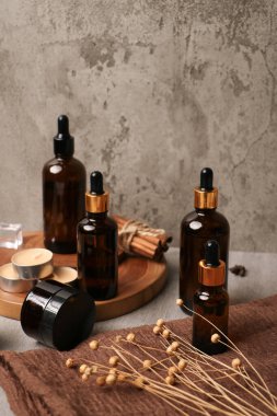 Beyaz zemin üzerinde yağ ve okaliptüs dalları olan kompozisyon