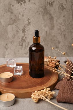 Ahşap arka planda doğal esaslı yağ bileşimi