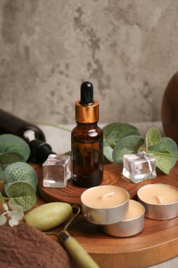 Ahşap masa üzerinde gerekli yağı içeren spa kompozisyonu