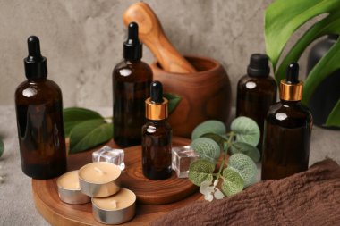 Farklı kozmetik şişeleri ve masadaki spa ürünleri ile bulanık arka plan kompozisyonu. Metin için boşluk