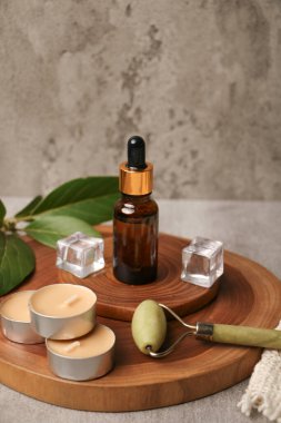 Masada gerekli yağ, okaliptüs yaprakları ve bir şişe taze kozmetik var. Metin için boşluk