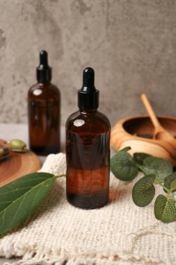 Ahşap masa üzerinde spa ürünleri ile kompozisyon