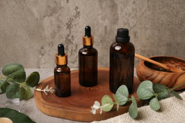 Ahşap masanın üzerinde doğal kozmetik şişeler olan kompozisyon. Metin için boşluk