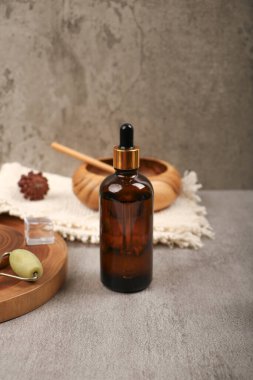 Parfüm şişesi, kuru okaliptüs dalları ve okaliptüs ile ahşap masa üzerinde kompozisyon