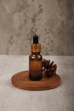 Ahşap masa üzerinde gerekli yağ şişesi, metin için boşluk