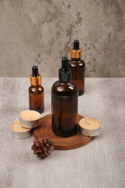 Ahşap masanın üzerinde doğal kozmetik şişesiyle kompozisyon