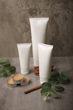 Ahşap masanın üzerinde doğal vücut kremi şişeleri olan bir kompozisyon. Metin için boşluk