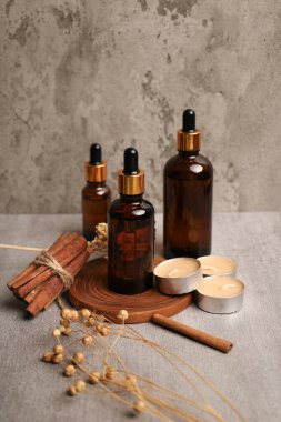 Gri masadaki doğal spa ürünleriyle düz konum