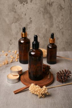 İçinde yağ ve taze papatya çiçekleri olan şişe.