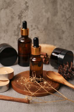Gri arka planda doğal kozmetik ürünleri ve şişe bileşimi