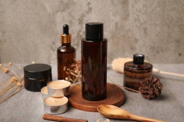 Ahşap masanın üzerinde, gerekli yağ ve kuru dallardan oluşan bir şişe kompozisyon. spa konsepti