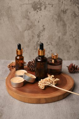 Masanın üzerinde yağ ve okaliptüs dalları olan kompozisyon