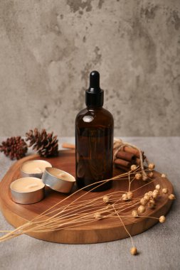 Ahşap arka planda gerekli yağ şişesiyle yakın plan kompozisyonu. spa tedavisi