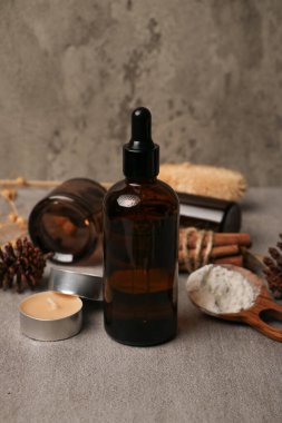 Gri masadaki kozmetik şişelerinin ve vücut bakım ürünlerinin bileşimi