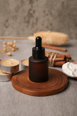 Masanın üzerinde yağ ve spa ürünleri olan kompozisyon