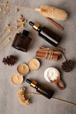 Kaplıca aksesuarları ve hafif arka planda bir şişe doğal yağ içeren kompozisyon