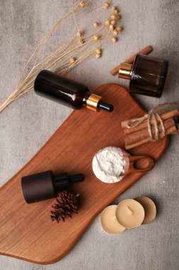 Ahşap arka planda doğal kozmetik ürünleri ve aksesuarlar.