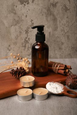 Gri üzerine doğal kozmetik içeren spa kompozisyonu