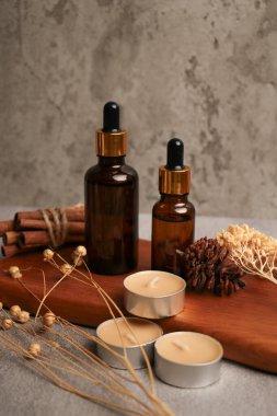 Hafif ahşap masada doğal kozmetik ürünleri bulunan doğal spa kompozisyonu