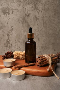 Ahşap arka planda spa aksesuarları olan kompozisyon