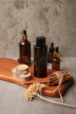 Önemli yağlı ve tarçın çubuklu şişe kompozisyonu, metin için boşluk