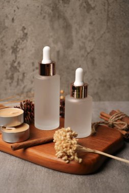 Gri masa üzerinde gerekli yağ ve spa tedavisini içeren kompozisyon