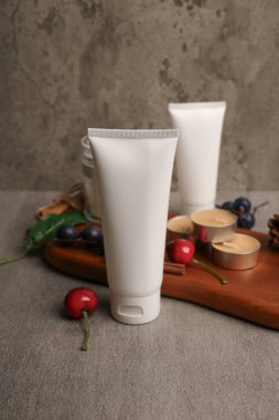 Tahta masada bir bardak taze yoğurt, metin için yer var.