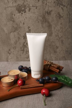Ahşap masa üzerindeki doğal kozmetik ürünlerinin koyu arkaplana karşı bileşimi