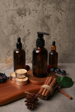 Ahşap masanın üzerinde farklı spa aksesuarları olan kompozisyon