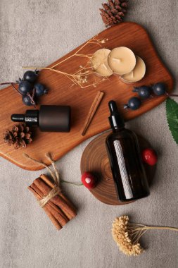 Siyah arka planda bir şişe doğal yağ, düz yerde. Metin için boşluk