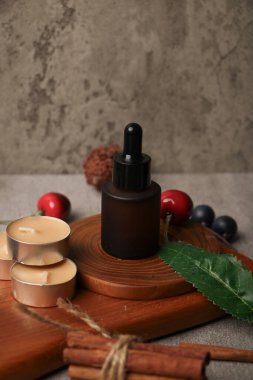 Ahşap masanın üzerinde doğal bir yağ şişesi ile kompozisyon