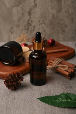 Siyah masada bir şişe parfüm.