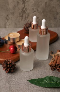 Ahşap masa üzerinde gerekli yağ şişesi ve taze köknar dallarıyla kompozisyon. Metin için boşluk