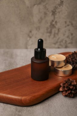 Masanın üzerinde doğal kozmetik ürünleri olan kompozisyon