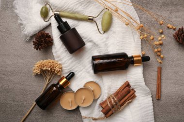 Beyaz ahşap arka planda spa aksesuarları olan bir kompozisyon. en üstteki görünüm