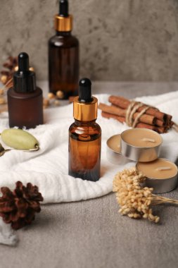 Masada gerekli şişe ve spa ürünleri ile kompozisyon