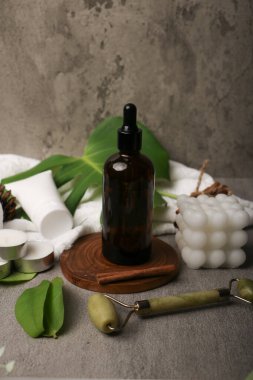 Beyaz masa üzerindeki spa taşları ve okaliptüs yaprağıyla aydınlık arkaplan üzerinde kompozisyon