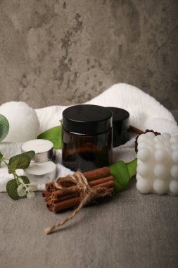 Tahta masadaki spa kompozisyonu. Doğal kaplıca konsepti