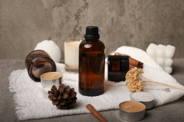 Beyaz ahşap arka planda spa aksesuarları ile kompozisyon